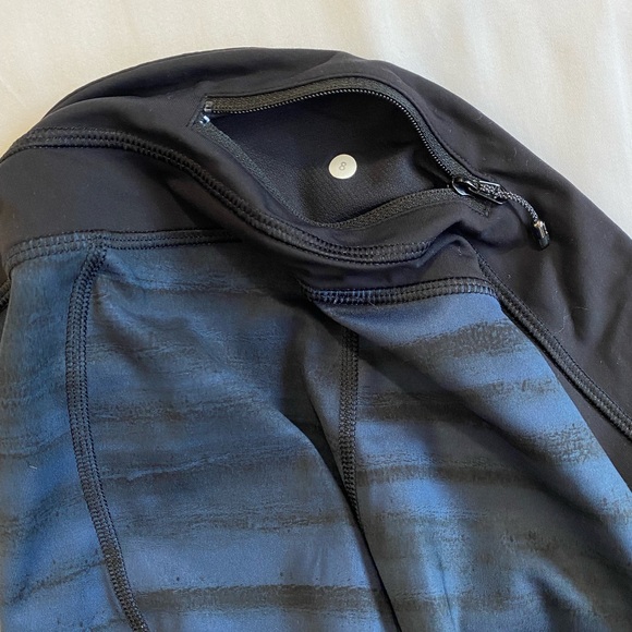 Lululemon Blue and Black Patterned Running Crops Size 8 - Picture 5 of 7